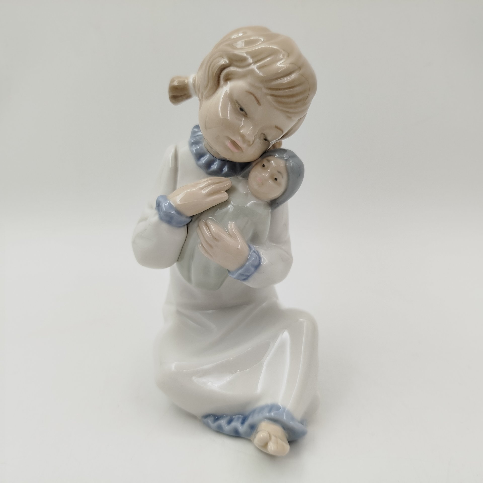 Статуэтка "Девушка с куклой", фарфор, роспись, NAO Porcelain, Испания, 1970-2000 гг.