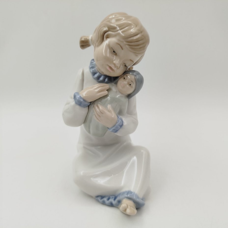 Статуэтка "Девушка с куклой", фарфор, роспись, NAO Porcelain, Испания, 1970-2000 гг.