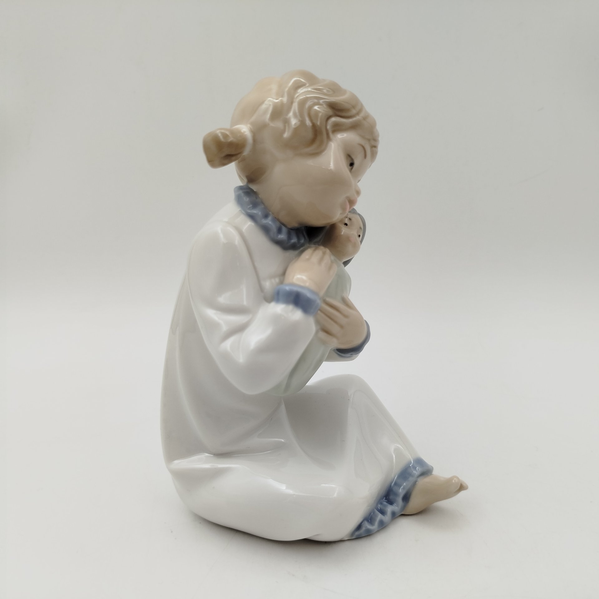 Статуэтка "Девушка с куклой", фарфор, роспись, NAO Porcelain, Испания, 1970-2000 гг.