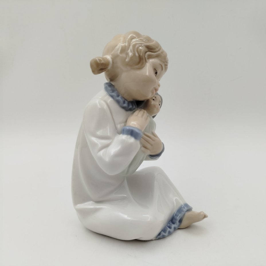 Статуэтка "Девушка с куклой", фарфор, роспись, NAO Porcelain, Испания, 1970-2000 гг.