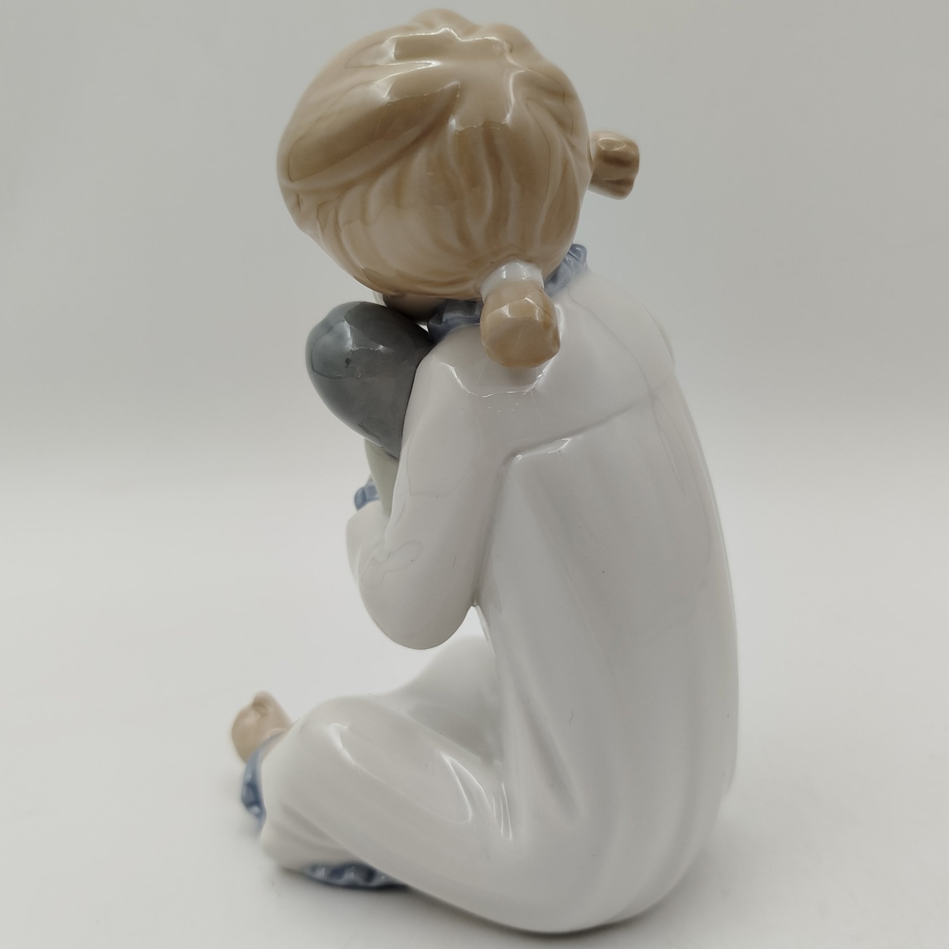 Статуэтка "Девушка с куклой", фарфор, роспись, NAO Porcelain, Испания, 1970-2000 гг.