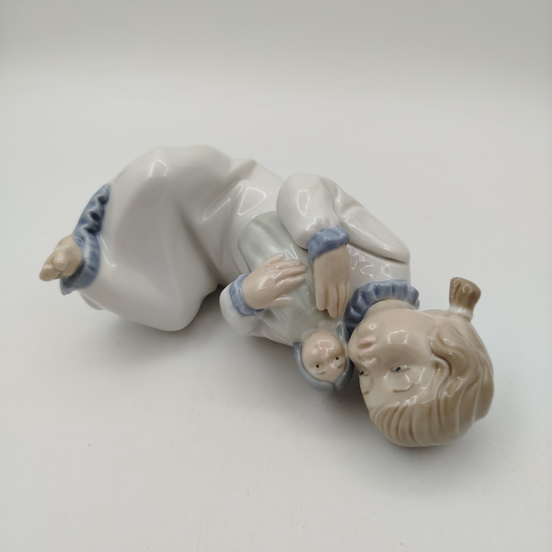 Статуэтка "Девушка с куклой", фарфор, роспись, NAO Porcelain, Испания, 1970-2000 гг.