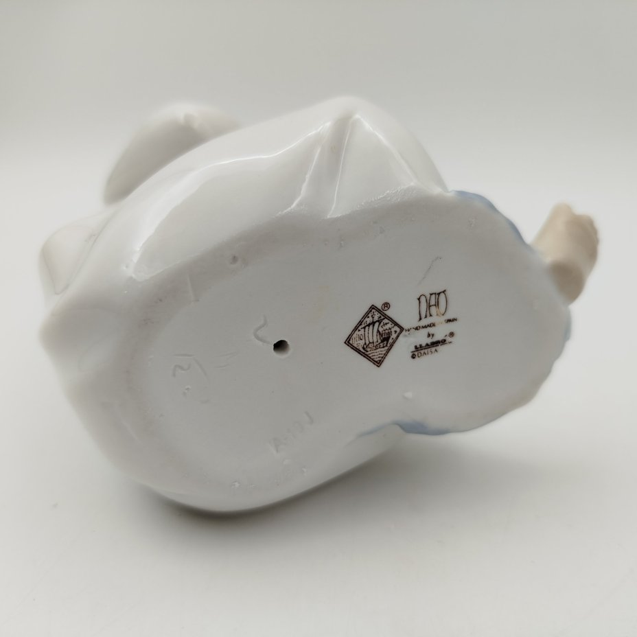 Статуэтка "Девушка с куклой", фарфор, роспись, NAO Porcelain, Испания, 1970-2000 гг.