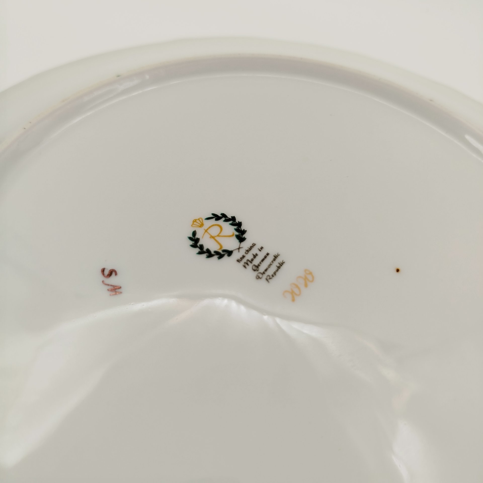 Блюдо круглой формы, украшенное цветочным декором, фарфор, деколь, золочение, Reichenbach (Райхенбах), ГДР, 1960-1980 гг.