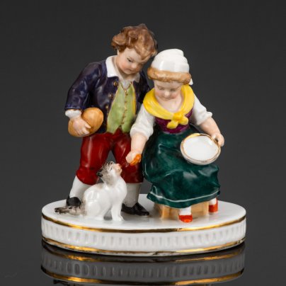 Статуэтка "Дети, кормящие кошку", Ackermann & Fritze