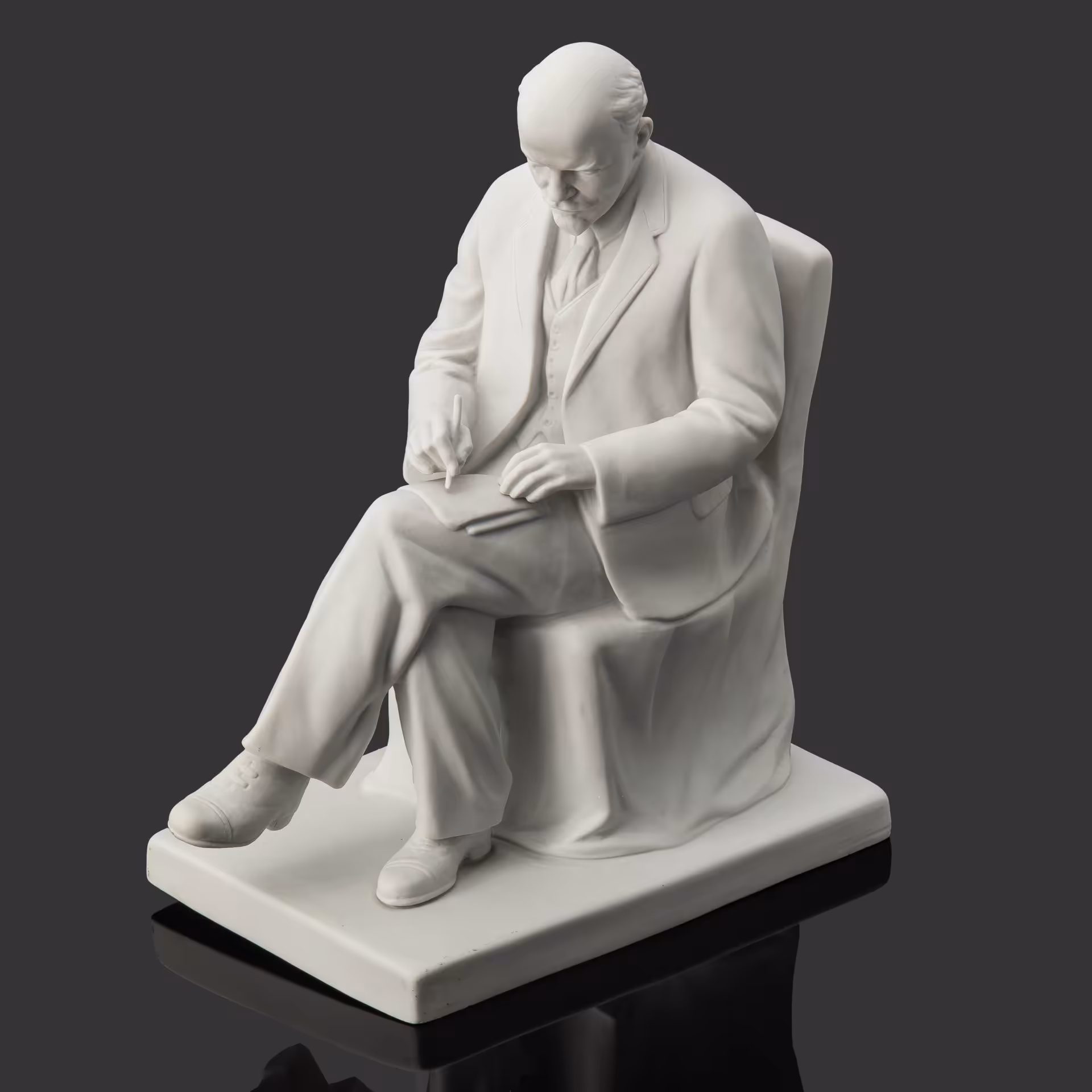Скульптура "Ленин в кресле", скульптор Лиловая Т.Л., Ленинградский фарфоровый завод (ЛФЗ)