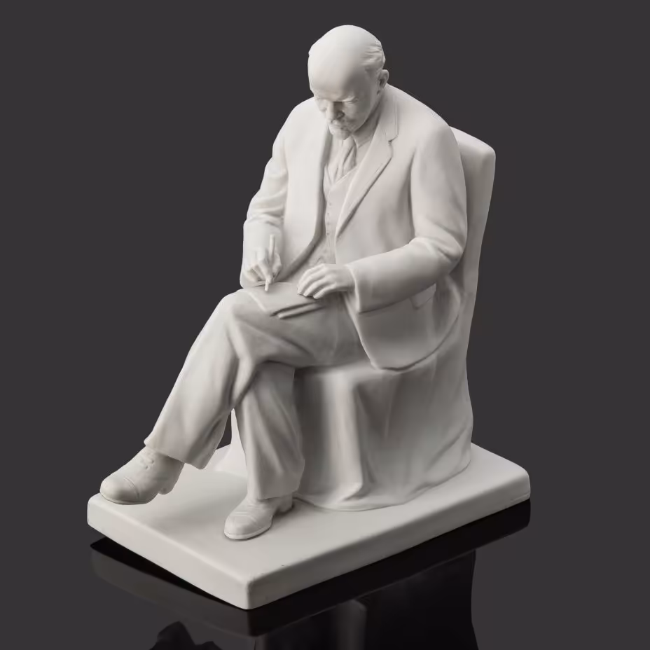 Скульптура "Ленин в кресле", скульптор Лиловая Т.Л., Ленинградский фарфоровый завод (ЛФЗ)