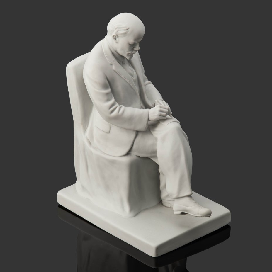 Скульптура "Ленин в кресле", скульптор Лиловая Т.Л., Ленинградский фарфоровый завод (ЛФЗ)
