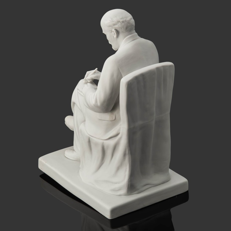 Скульптура "Ленин в кресле", скульптор Лиловая Т.Л., Ленинградский фарфоровый завод (ЛФЗ)