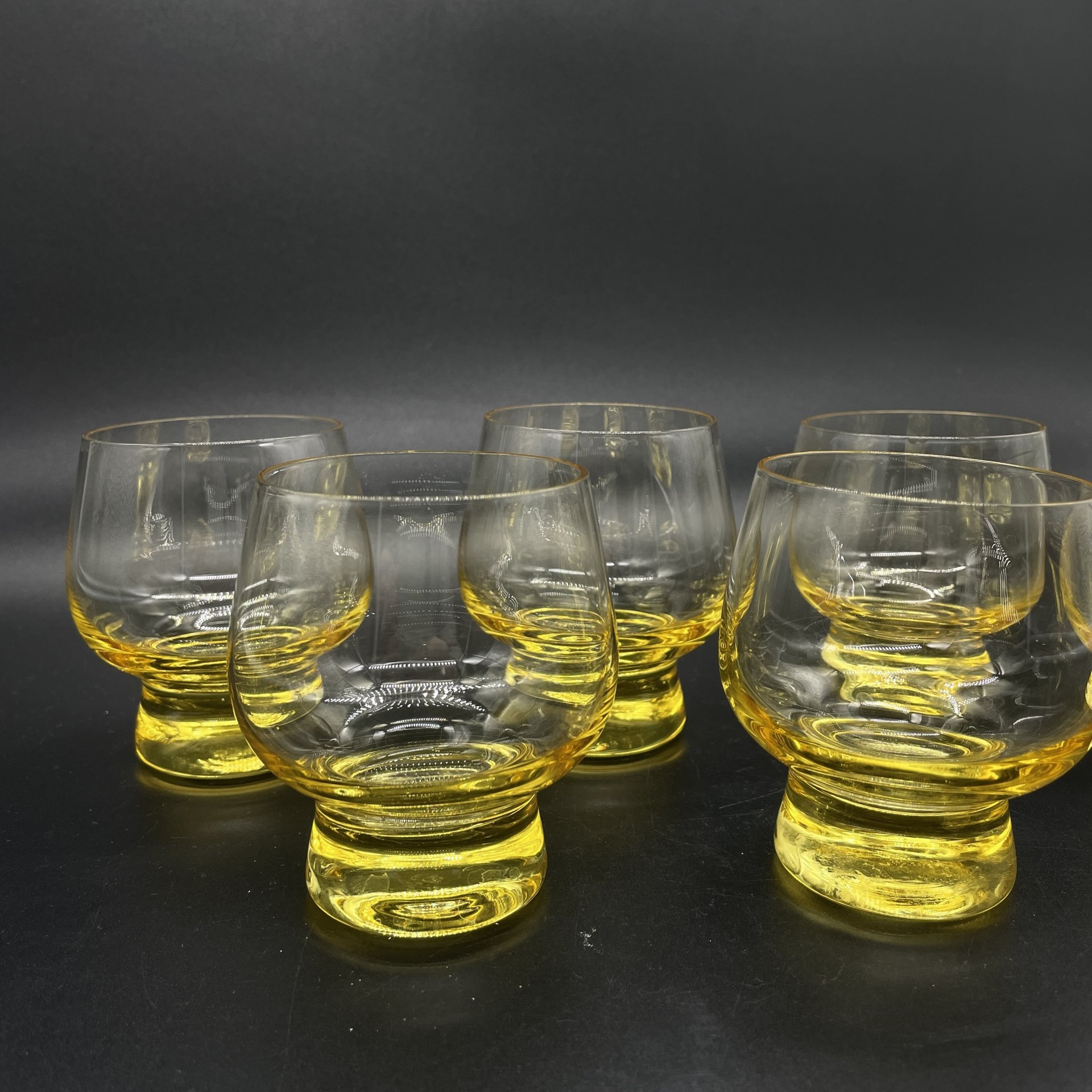 Стопки на 6 персон желтого оттенка, цветное стекло, Гусевской хрустальный завод (Гусь-Хрустальный), СССР, 1970-1980 гг., Гусевской хрустальный завод (Гусь-Хрустальный)