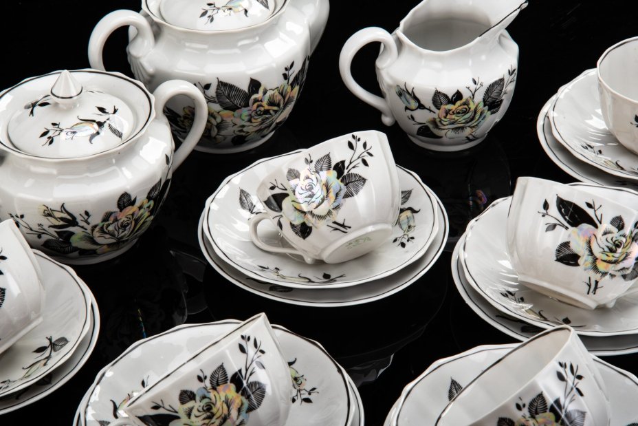 Сервиз чайный на 6 персон, украшенный декором в виде роз (21 предмет), фарфор, деколь, люстр, Дмитровский фарфоровый завод (ДФЗ Вербилки), СССР, 1980-1991 гг.