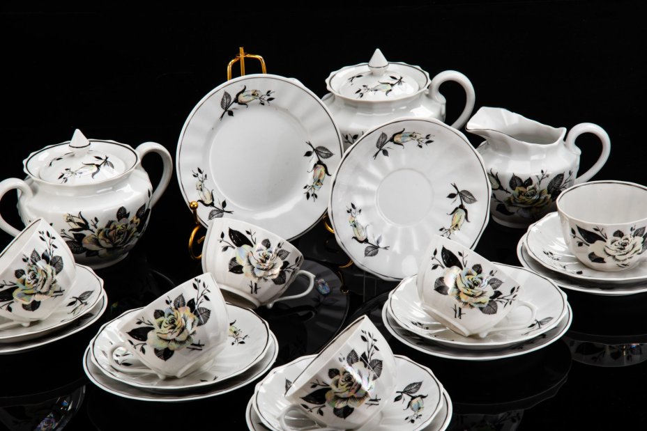Сервиз чайный на 6 персон, украшенный декором в виде роз (21 предмет), фарфор, деколь, люстр, Дмитровский фарфоровый завод (ДФЗ Вербилки), СССР, 1980-1991 гг.