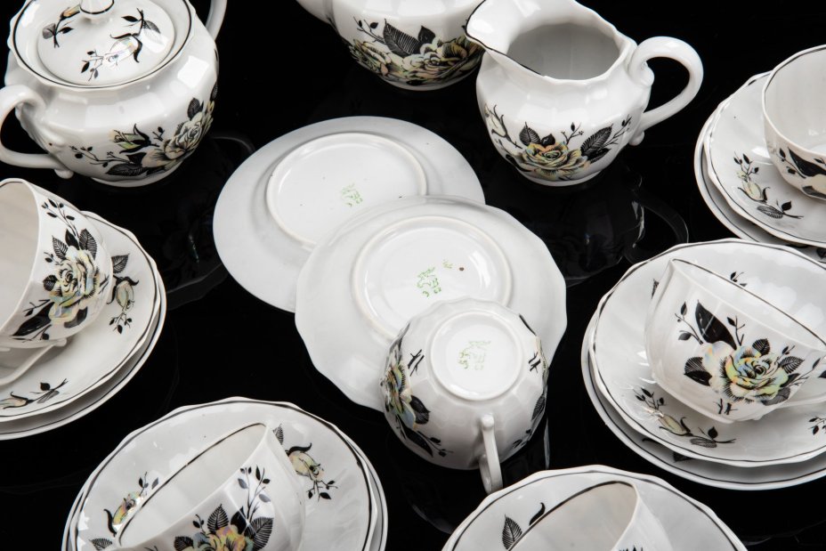 Сервиз чайный на 6 персон, украшенный декором в виде роз (21 предмет), фарфор, деколь, люстр, Дмитровский фарфоровый завод (ДФЗ Вербилки), СССР, 1980-1991 гг.