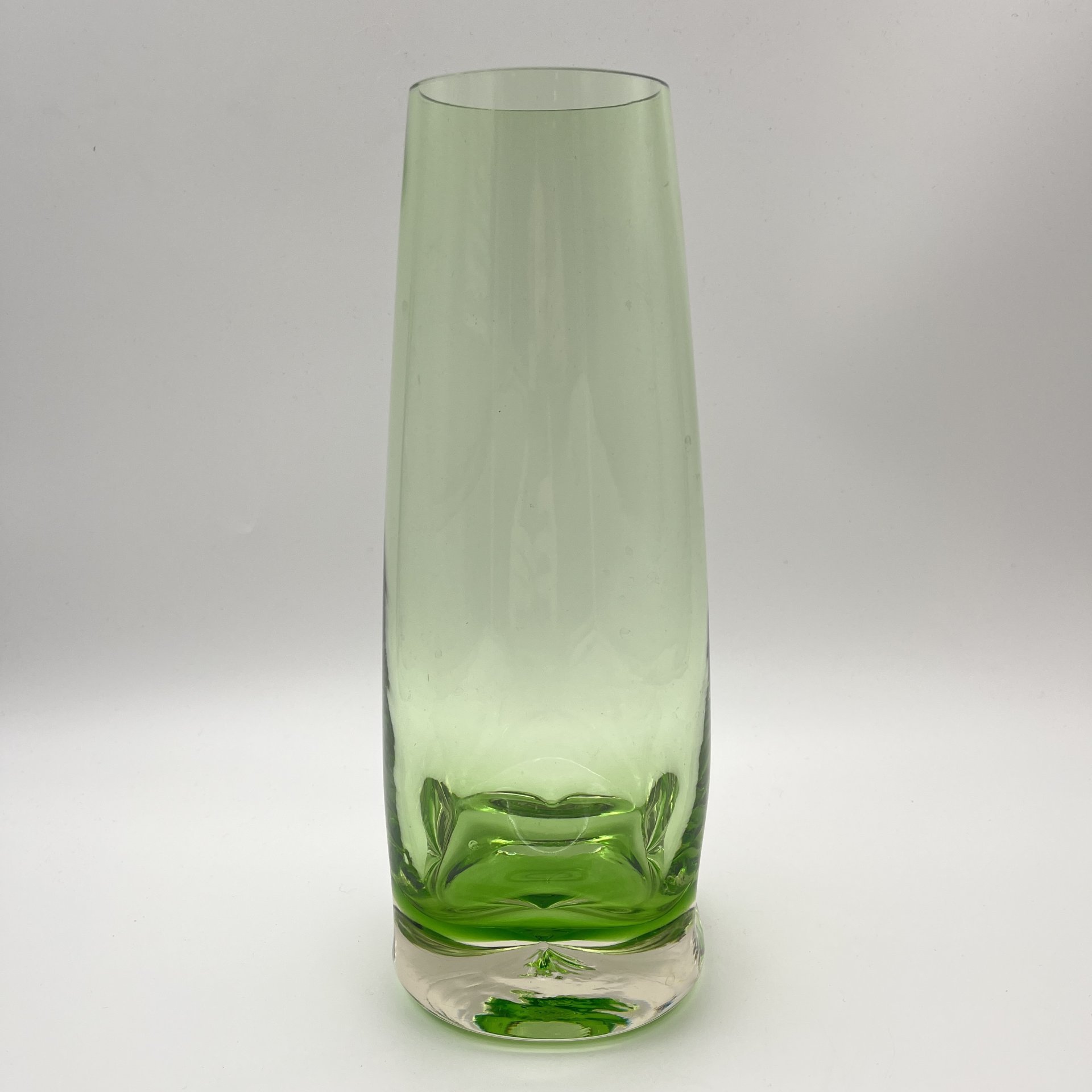 Ваза с фигурным основанием, стекло, Европа, 1980-2000 гг.