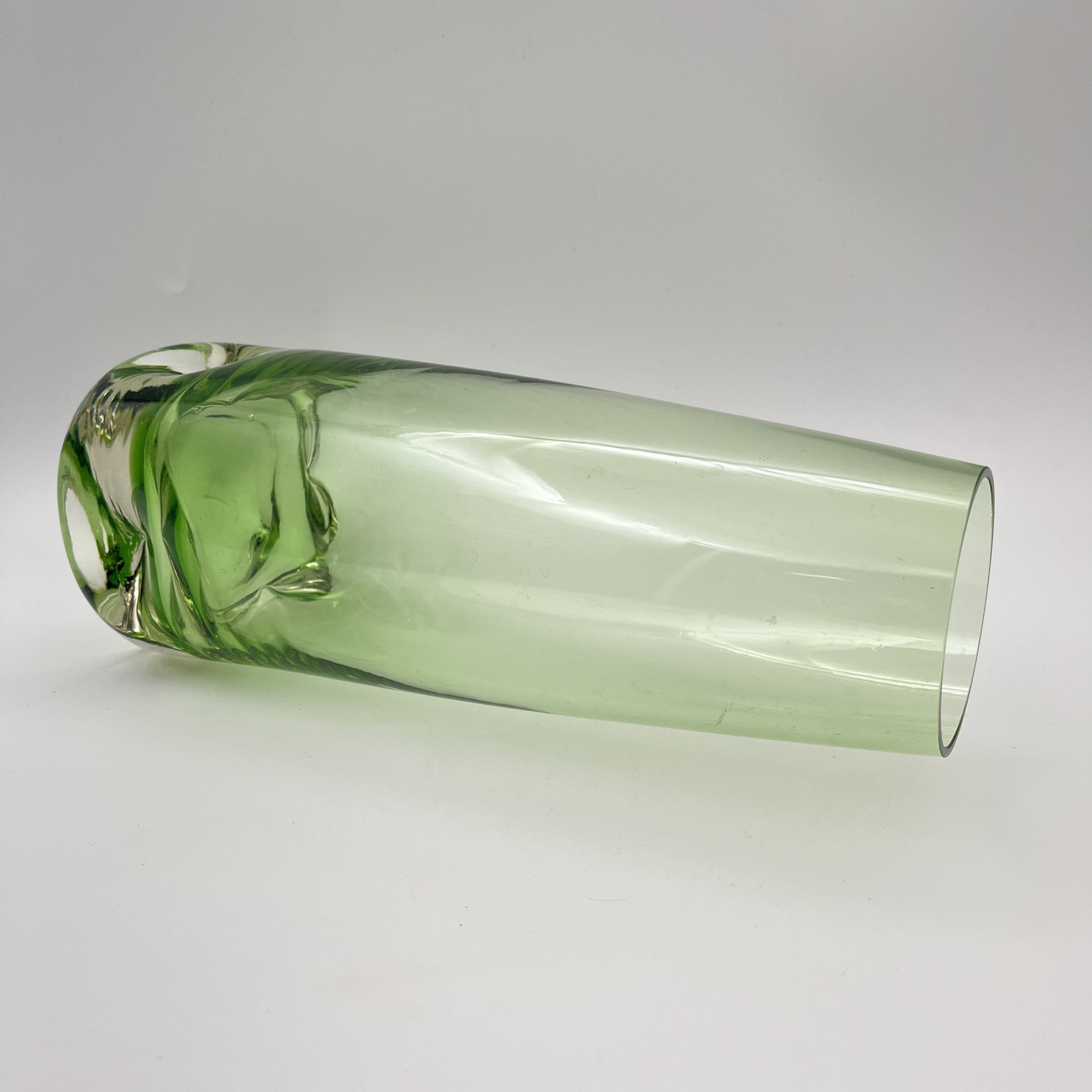 Ваза с фигурным основанием, стекло, Европа, 1980-2000 гг.