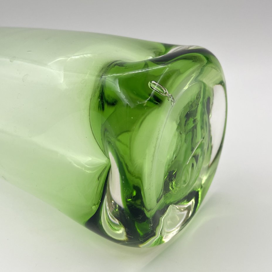 Ваза с фигурным основанием