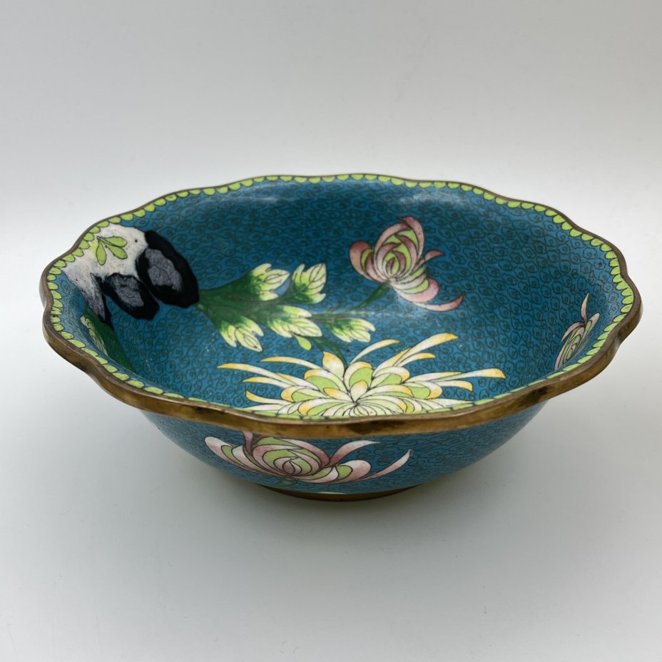 Ваза глубокая (фруктовница, конфетница) с цветочным декором на бирюзовом облачном фоне, латунь, перегородчатая эмаль (клуазоне), Китай, 1950-1970 гг.