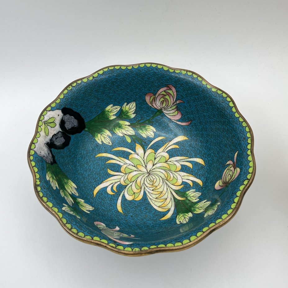 Ваза глубокая (фруктовница, конфетница) с цветочным декором на бирюзовом облачном фоне, латунь, перегородчатая эмаль (клуазоне), Китай, 1950-1970 гг.