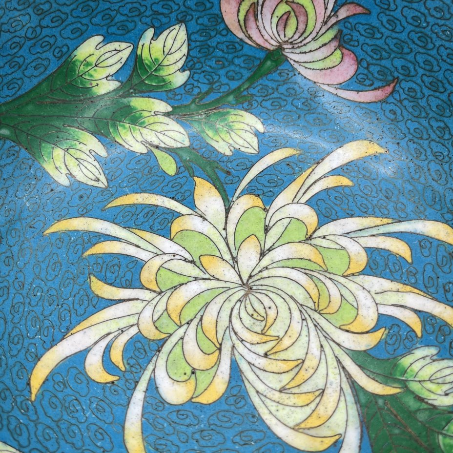 Ваза глубокая (фруктовница, конфетница) с цветочным декором на бирюзовом облачном фоне, латунь, перегородчатая эмаль (клуазоне), Китай, 1950-1970 гг.