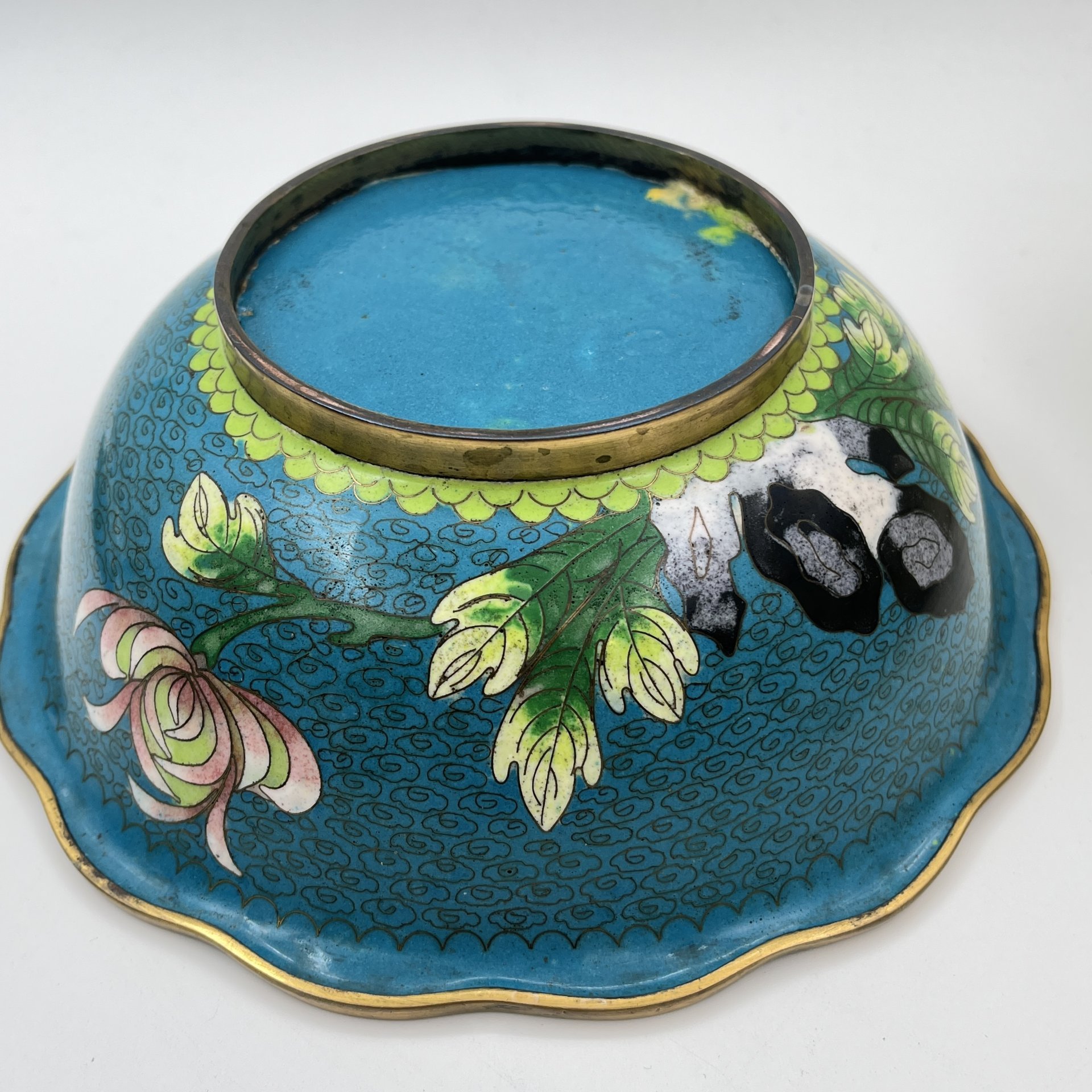 Ваза глубокая (фруктовница, конфетница) с цветочным декором на бирюзовом облачном фоне, латунь, перегородчатая эмаль (клуазоне), Китай, 1950-1970 гг.