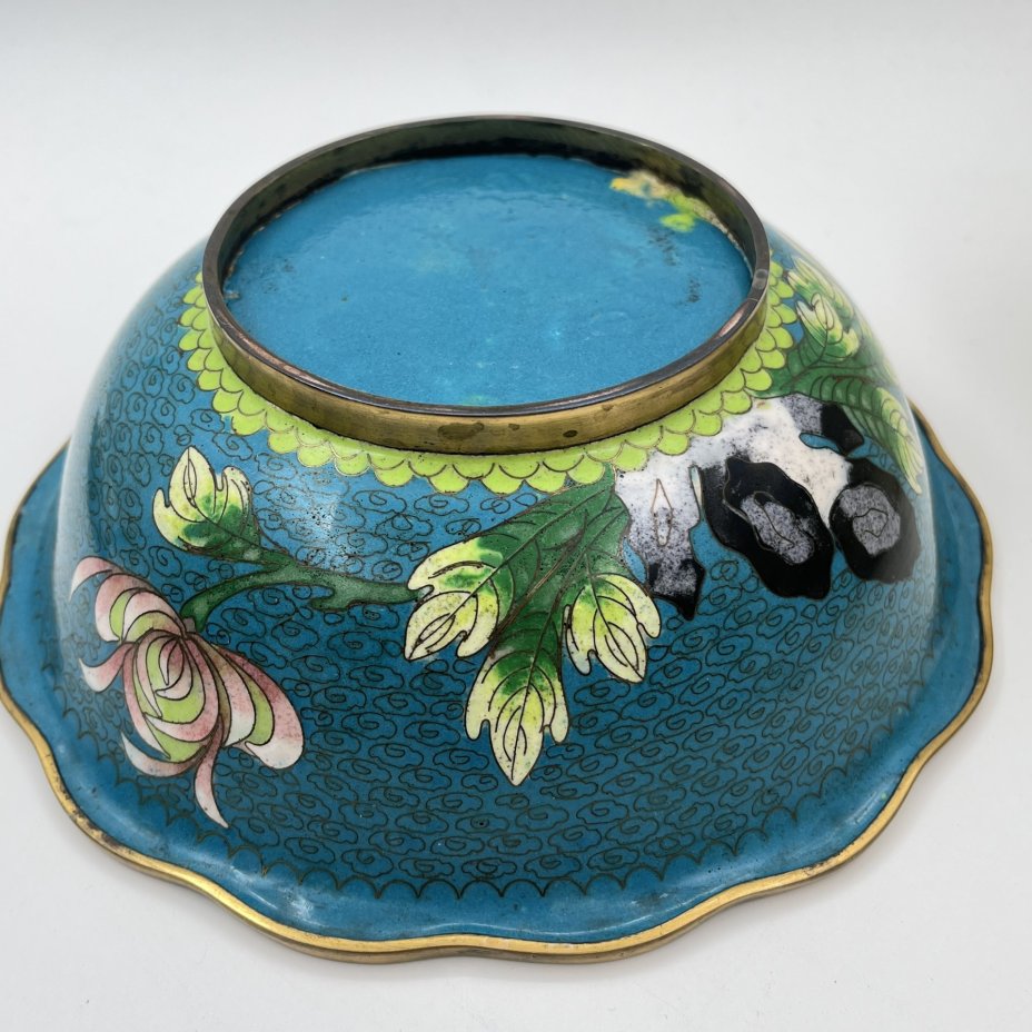 Ваза глубокая (фруктовница, конфетница) с цветочным декором на бирюзовом облачном фоне, латунь, перегородчатая эмаль (клуазоне), Китай, 1950-1970 гг.