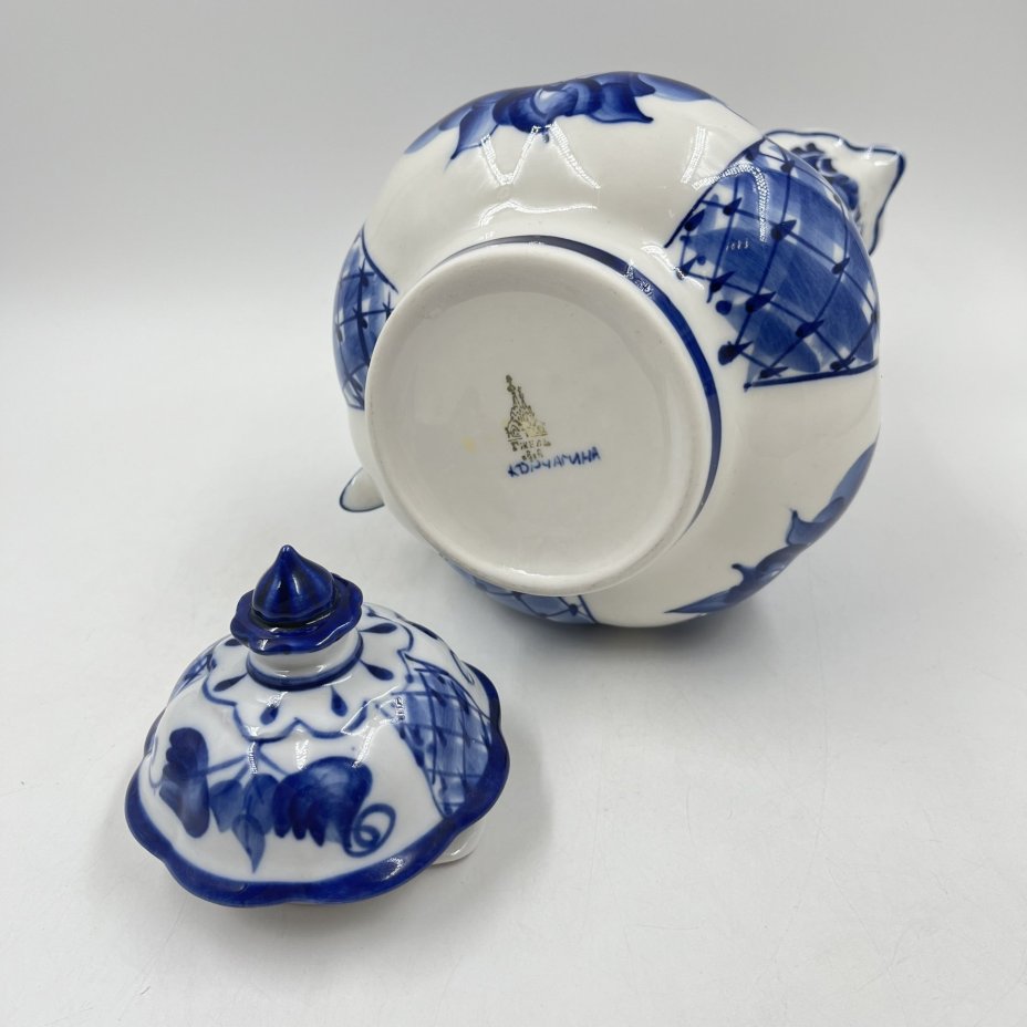 Большой доливной чайник с цветочным декором, Гжель, ав. Корчагина, фарфор, роспись, Россия, 2000 г.