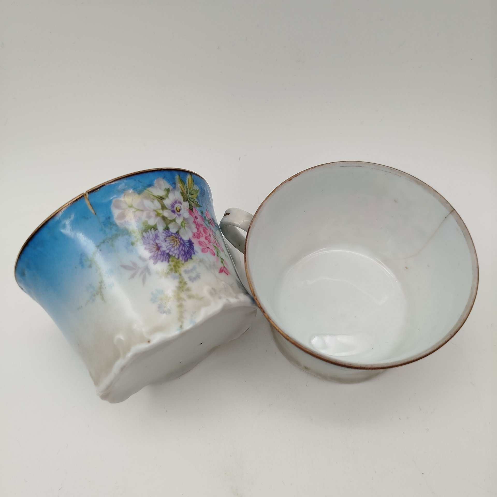 Набор из 2 чайных пар с декором из полевых цветов, фарфор, крытье, деколь, золочение, Российская империя, 1880-1910 гг.