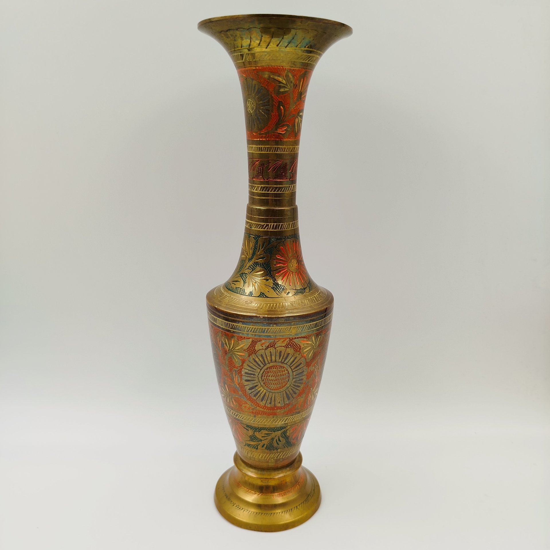 Ваза в восточном стиле, украшенная растительным декором