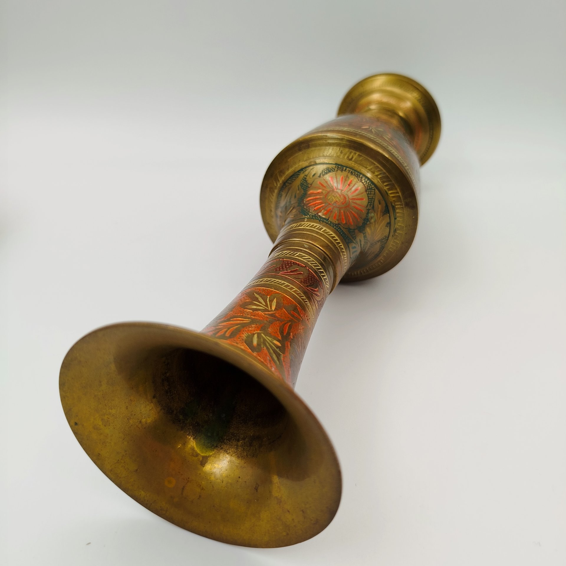 Ваза в восточном стиле, украшенная растительным декором