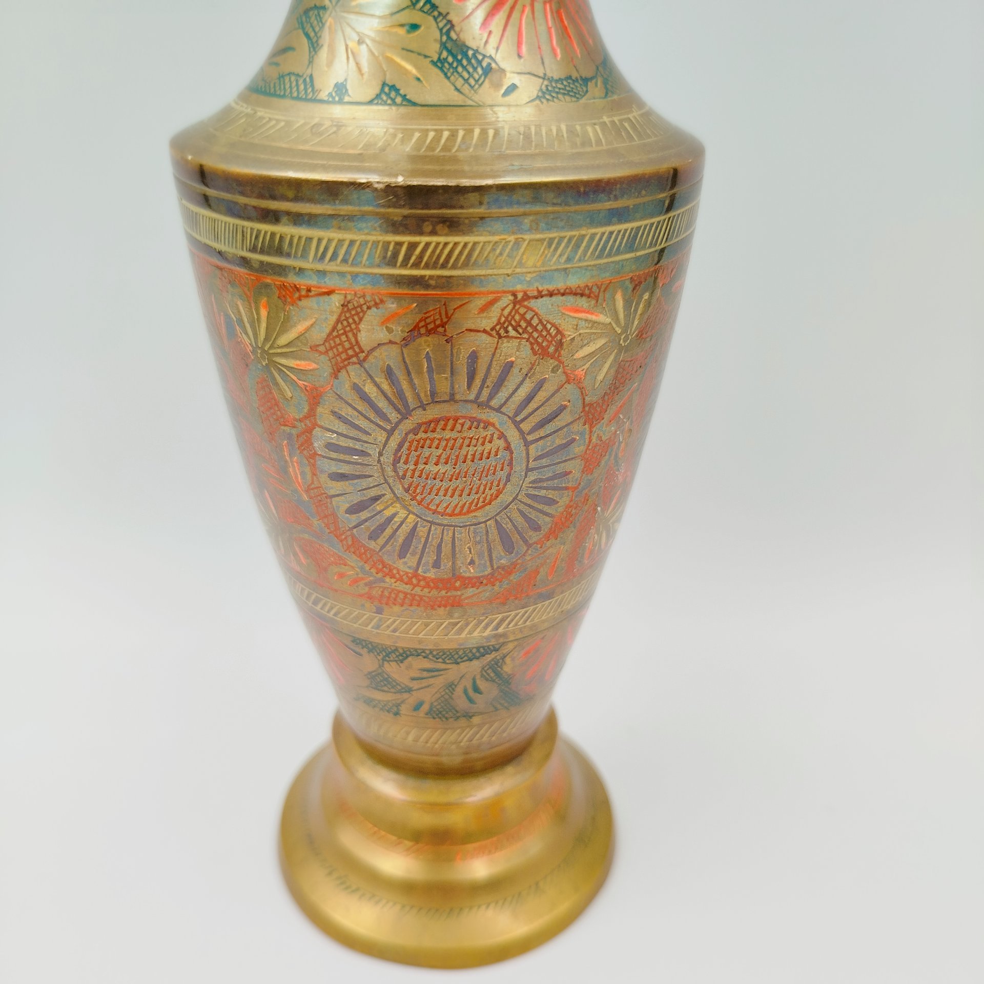 Ваза в восточном стиле, украшенная растительным декором