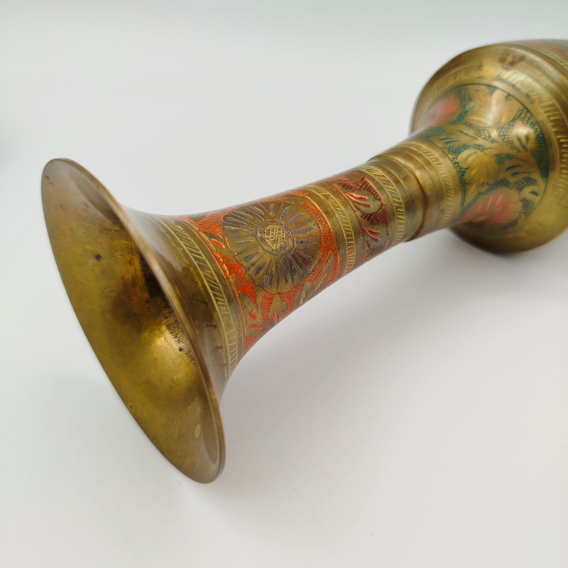 Ваза в восточном стиле, украшенная растительным декором