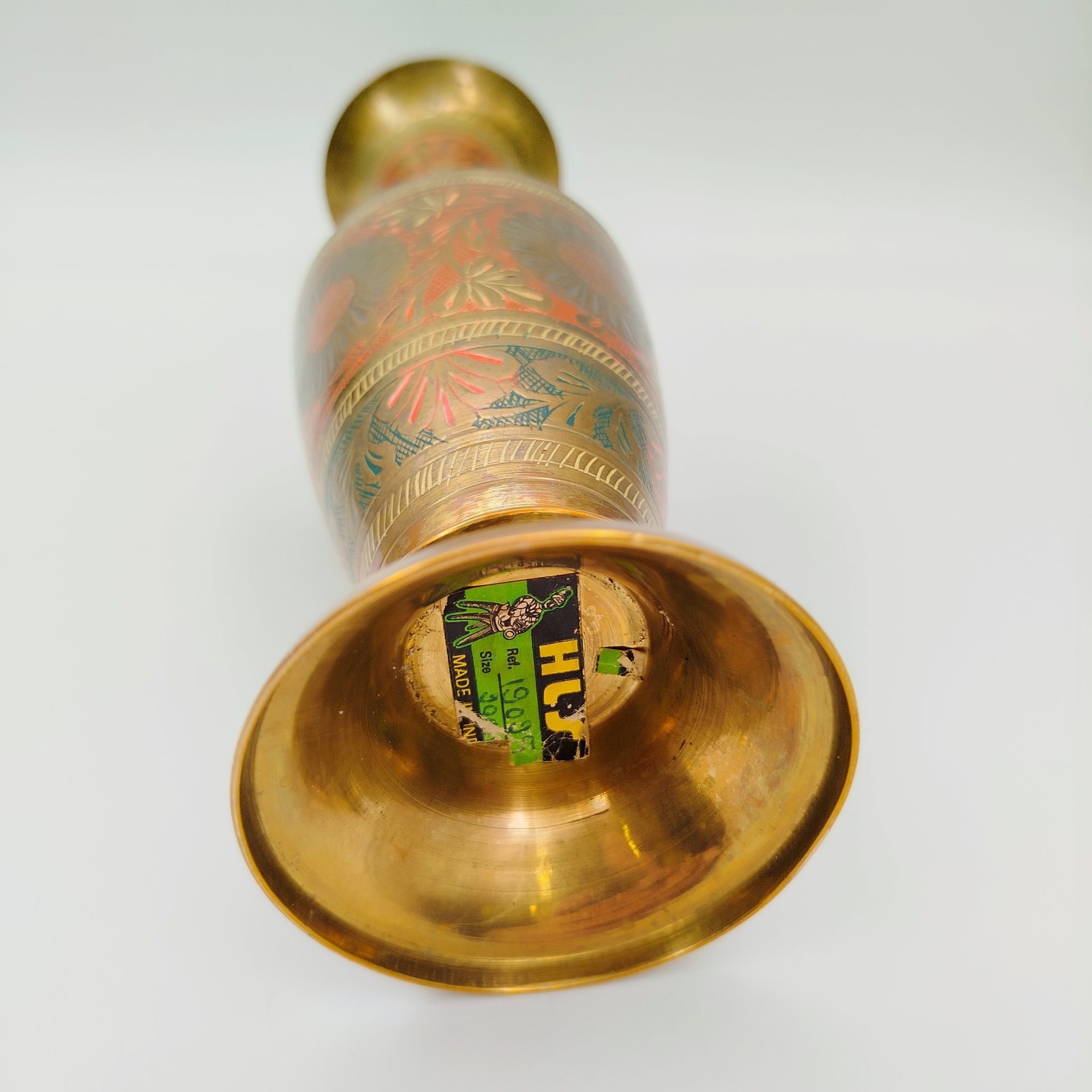 Ваза в восточном стиле, украшенная растительным декором