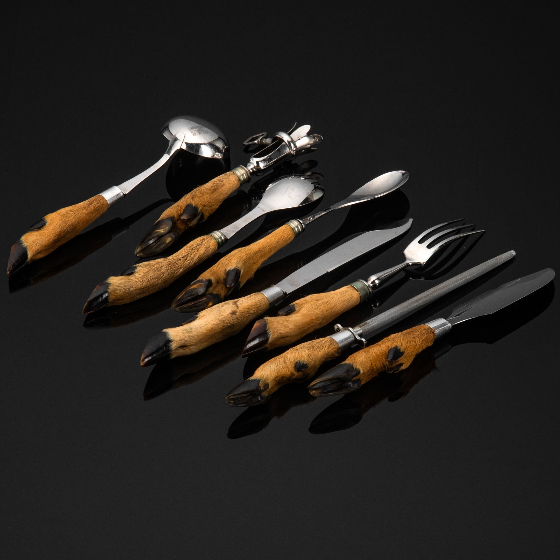 Набор столовых приборов для сервировки "Охота" (8 шт.), Inox, металл, (рукояти из кистевой части ног косуль), Италия, 1990-2000 гг.