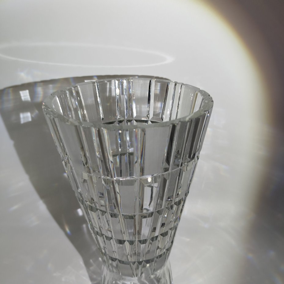 Ваза для цветов с рельефным геометрическим декором