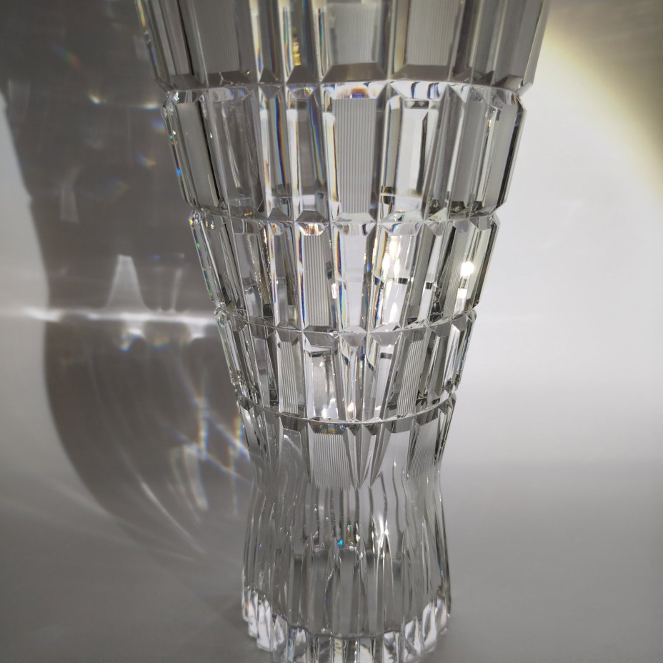 Ваза для цветов с рельефным геометрическим декором