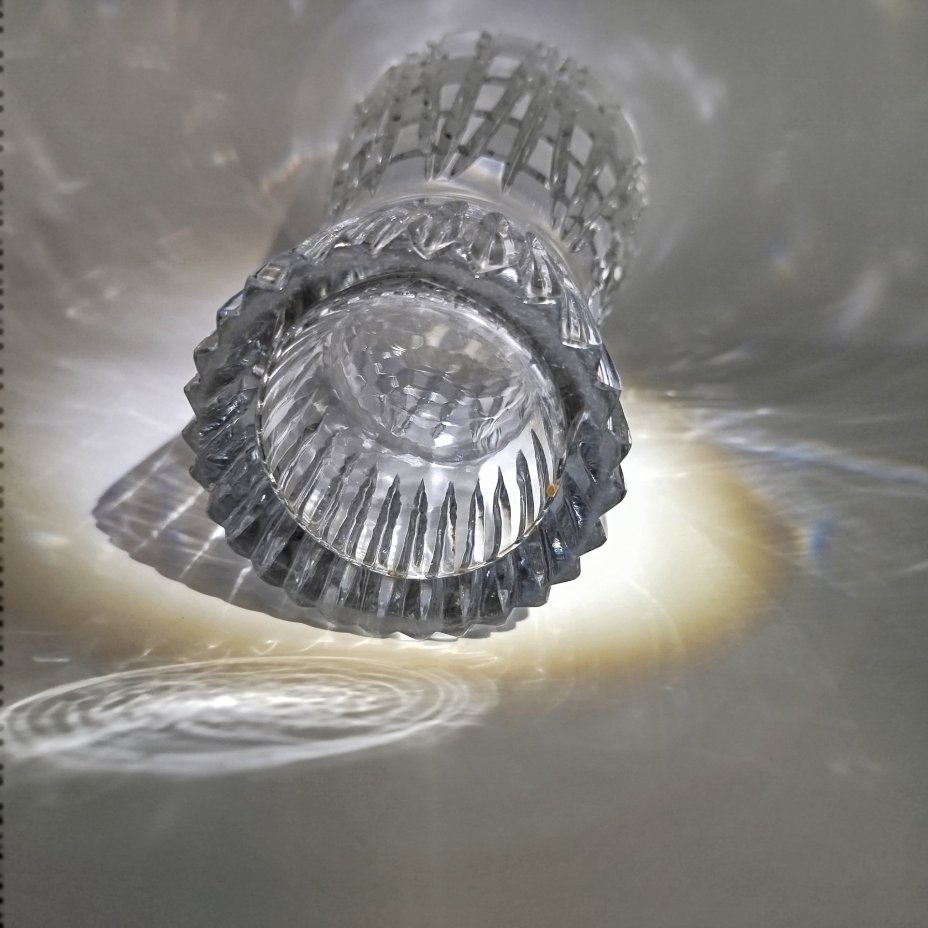 Ваза для цветов с рельефным геометрическим декором