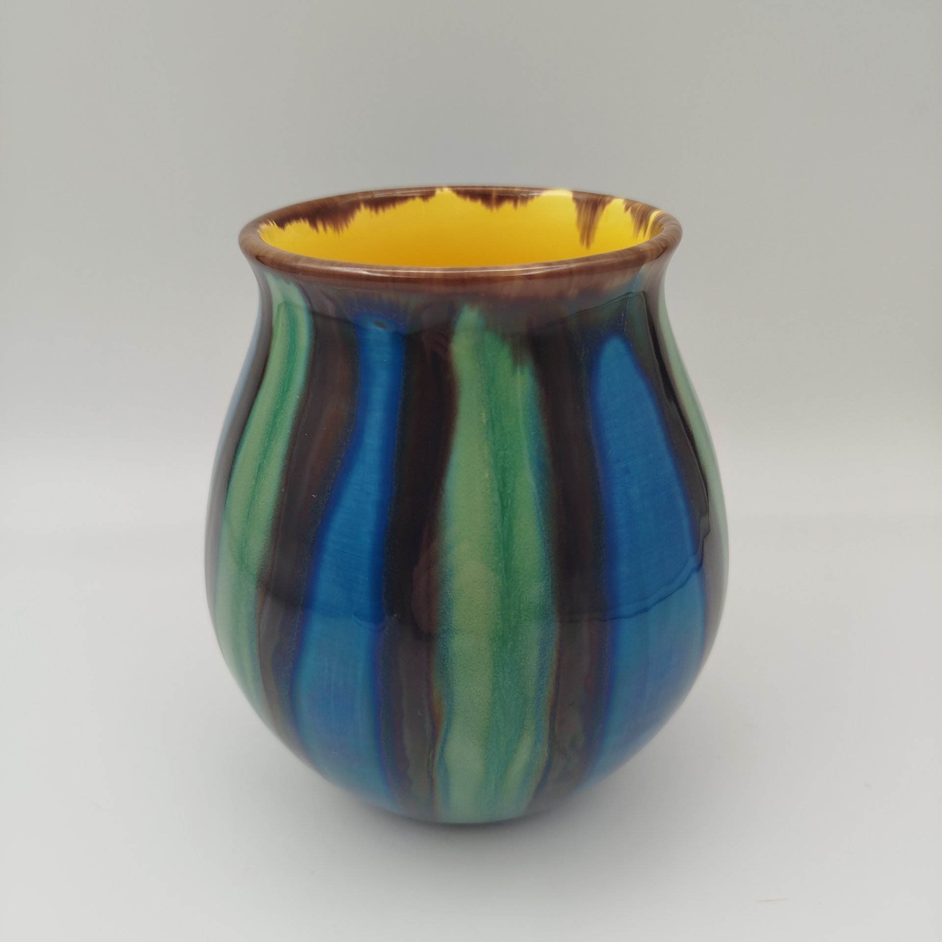 Ваза с полосами зеленого и коричневого оттенков по тулову, фаянс, поливы, Конаковский фаянсовый завод им. М.И. Калинина (ЗиК Конаково), СССР, 1962-1974 гг.
