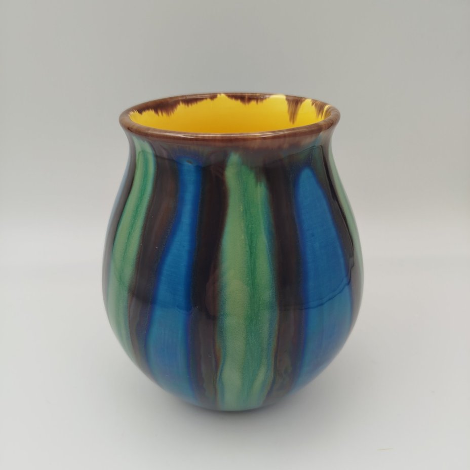 Ваза с полосами зеленого и коричневого оттенков по тулову, фаянс, поливы, Конаковский фаянсовый завод им. М.И. Калинина (ЗиК Конаково), СССР, 1962-1974 гг.
