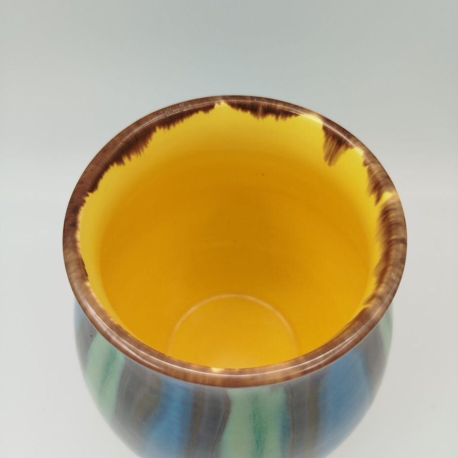 Ваза с полосами зеленого и коричневого оттенков по тулову, фаянс, поливы, Конаковский фаянсовый завод им. М.И. Калинина (ЗиК Конаково), СССР, 1962-1974 гг.