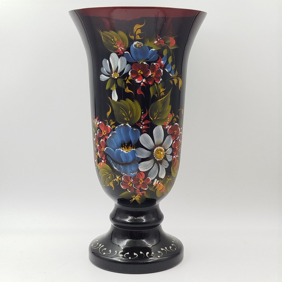 Ваза, украшенная цветочным декором