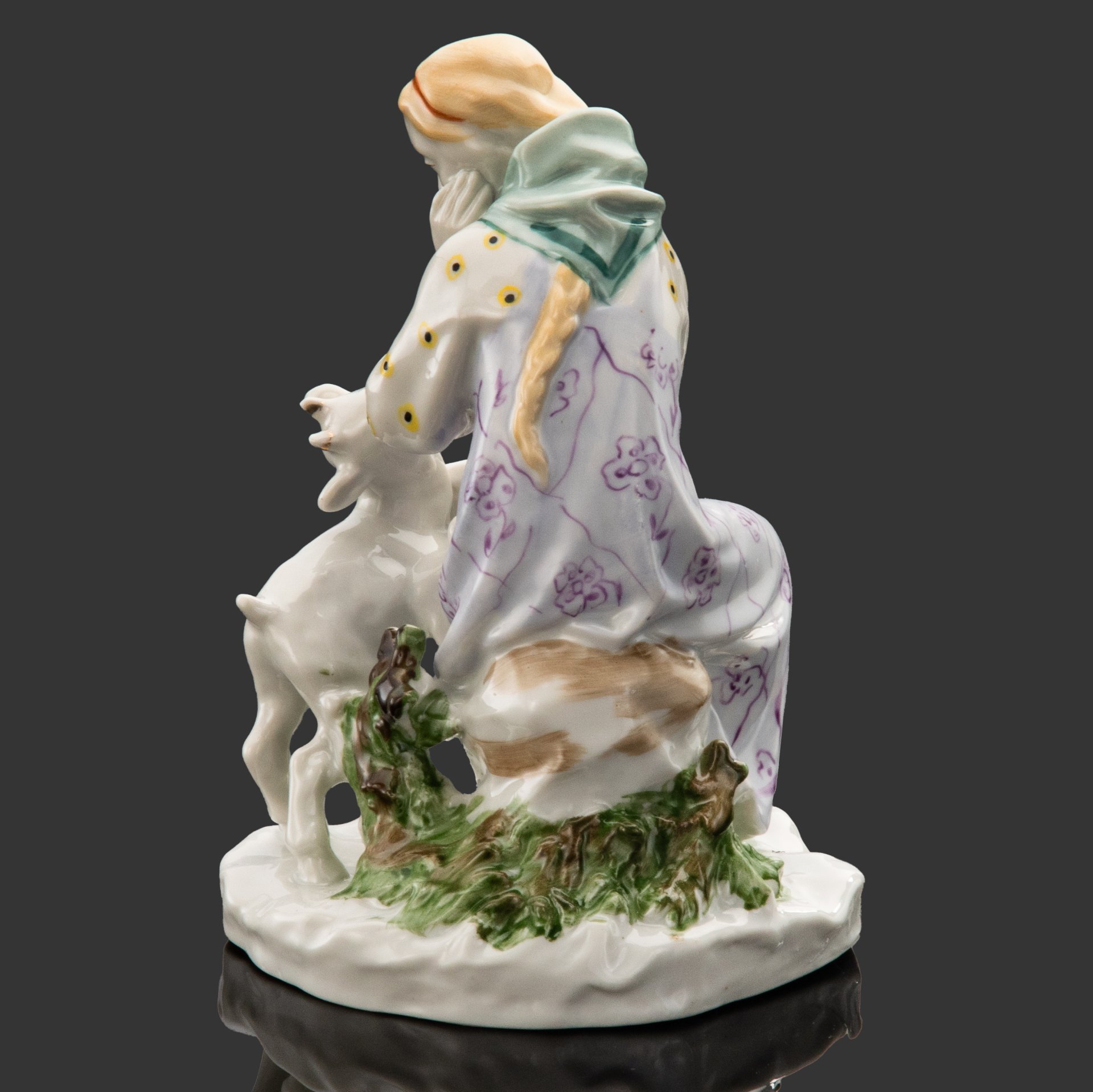 Статуэтка "Сестрица Алёнушка и братец Иванушка" (редкий вариант росписи), скульптор А.А. Киселёв, фарфор, роспись, золочение, Ленинградский завод фарфоровых изделий (ЛЗФИ), СССР, 1956-1967 гг.