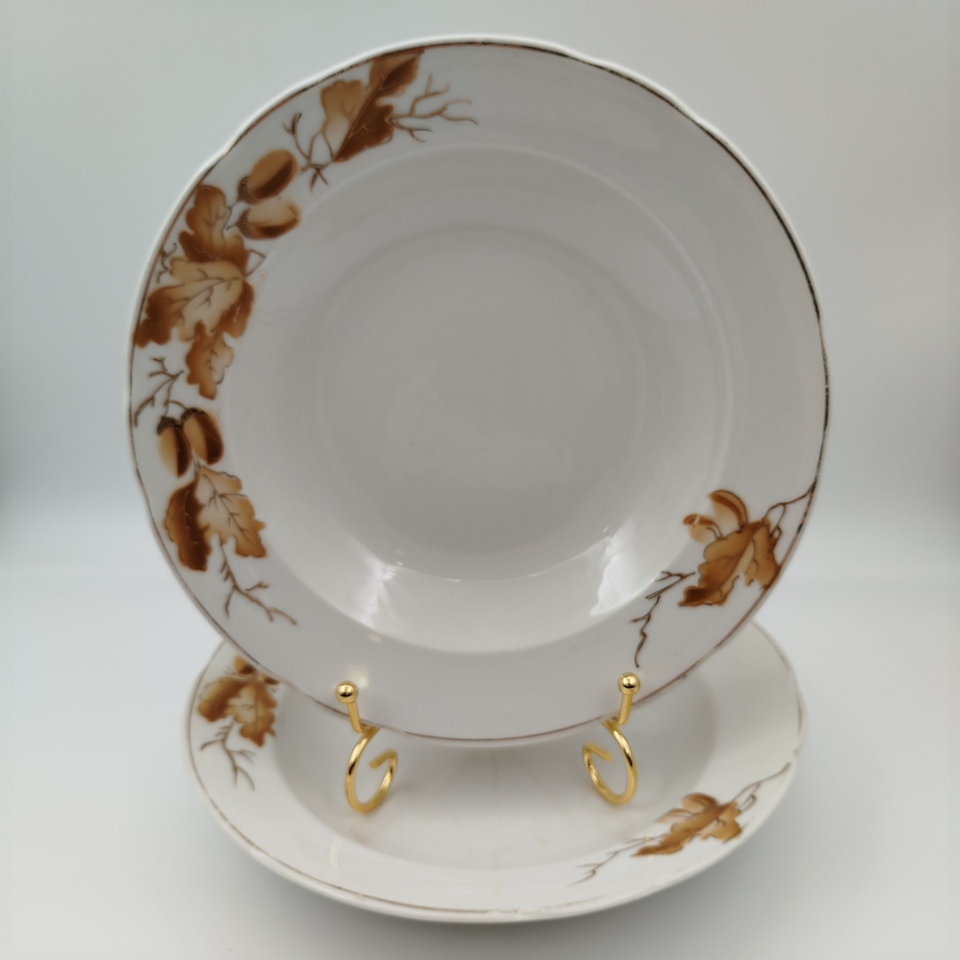 Набор из двух суповых тарелок, украшенных дубовыми листьями, фарфор, деколь, золочение, Фарфоровый завод «Пролетарий» (Бронница, Мста), СССР, 139-1940 гг.