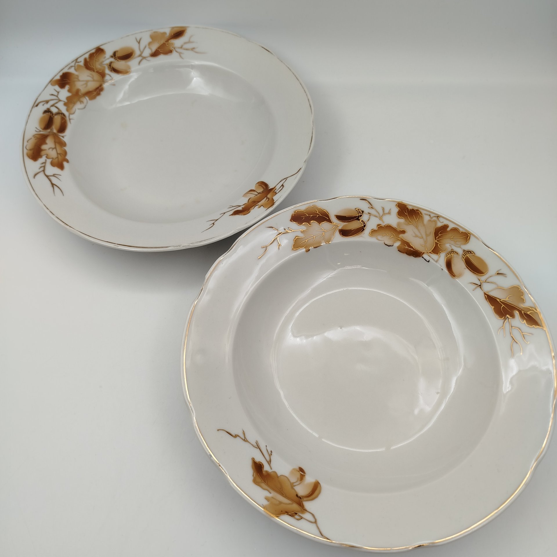 Набор из двух суповых тарелок, украшенных дубовыми листьями, фарфор, деколь, золочение, Фарфоровый завод «Пролетарий» (Бронница, Мста), СССР, 139-1940 гг.