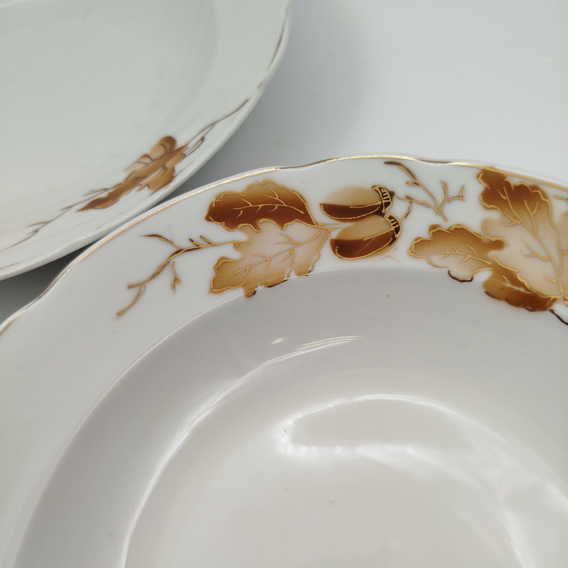 Набор из двух суповых тарелок, украшенных дубовыми листьями, фарфор, деколь, золочение, Фарфоровый завод «Пролетарий» (Бронница, Мста), СССР, 139-1940 гг.