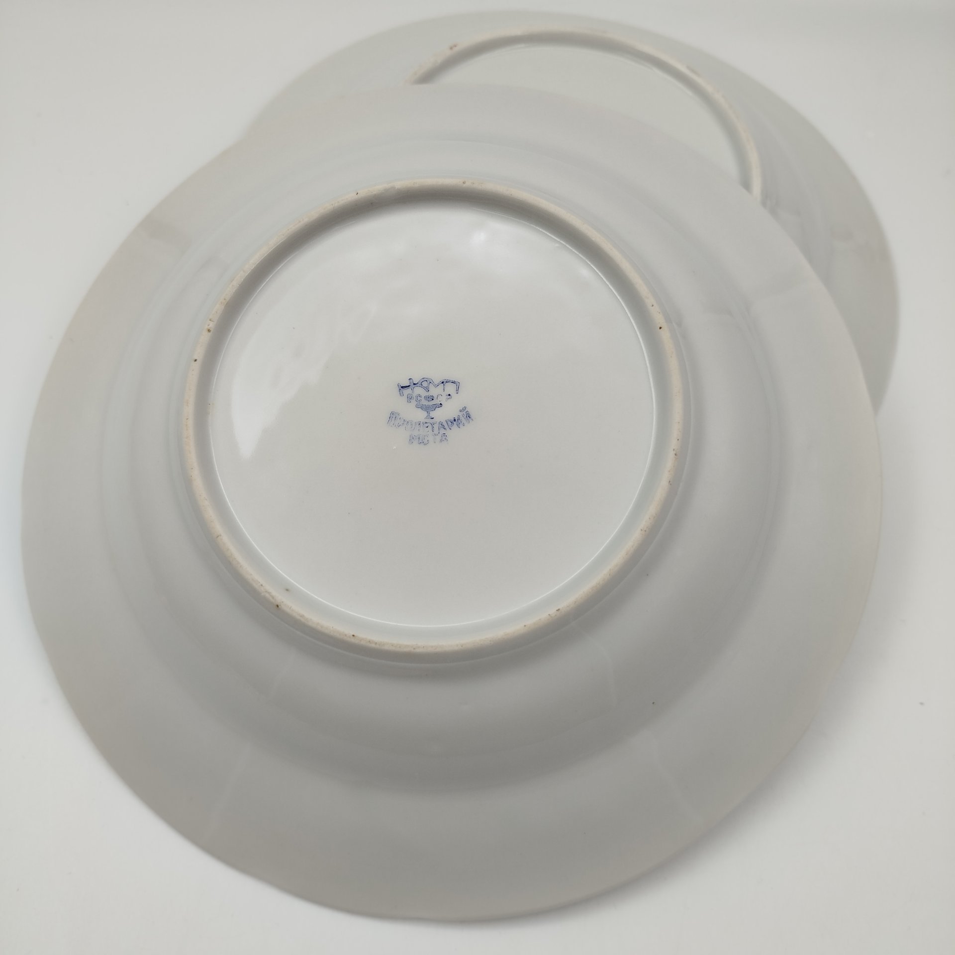 Набор из двух суповых тарелок, украшенных дубовыми листьями, фарфор, деколь, золочение, Фарфоровый завод «Пролетарий» (Бронница, Мста), СССР, 139-1940 гг.