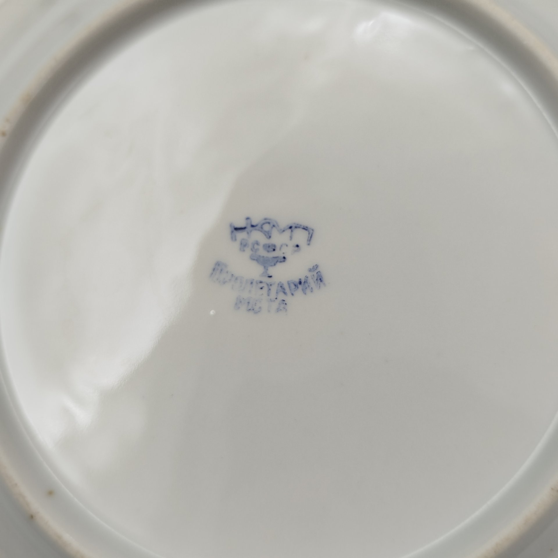 Набор из двух суповых тарелок, украшенных дубовыми листьями, фарфор, деколь, золочение, Фарфоровый завод «Пролетарий» (Бронница, Мста), СССР, 139-1940 гг.