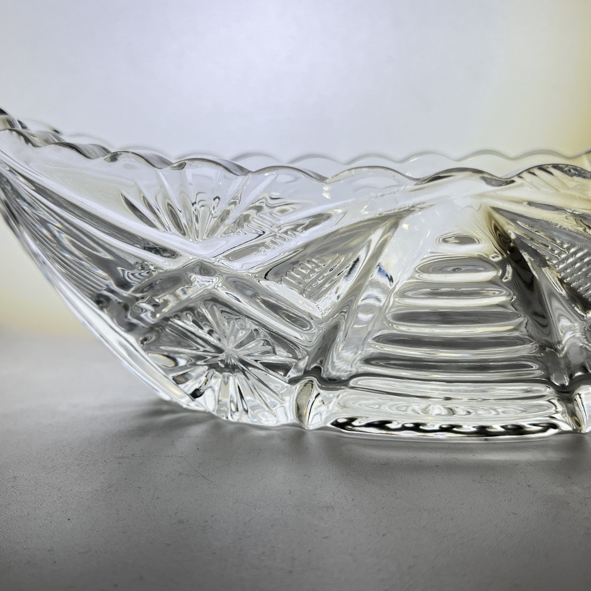 Салатник-ладья с геометрическим декором небольшого размера, хрусталь, пресс, СССР, 1970-1990 гг.