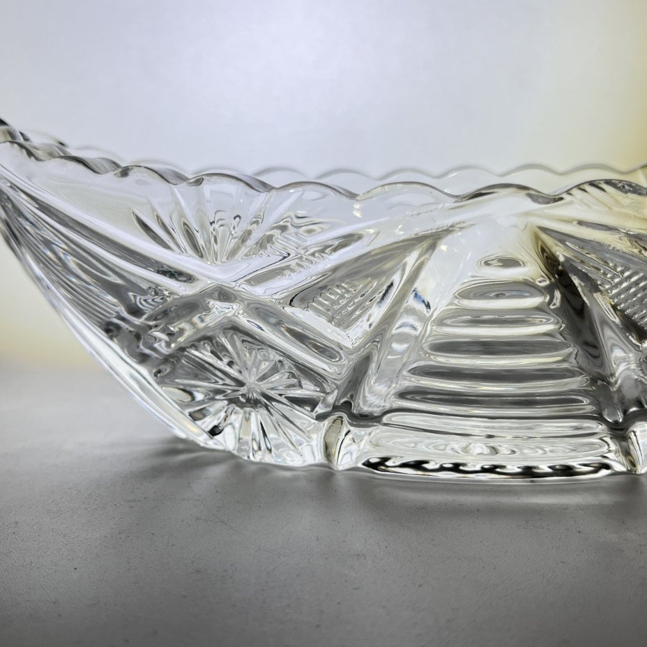 Салатник-ладья с геометрическим декором небольшого размера