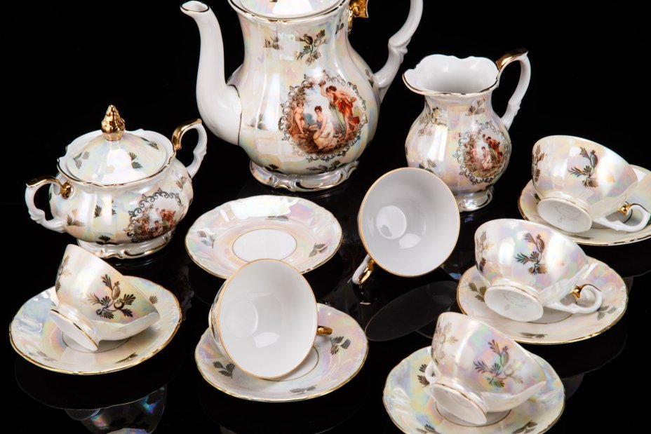 Сервиз кофейный, украшенный декором в виде роз