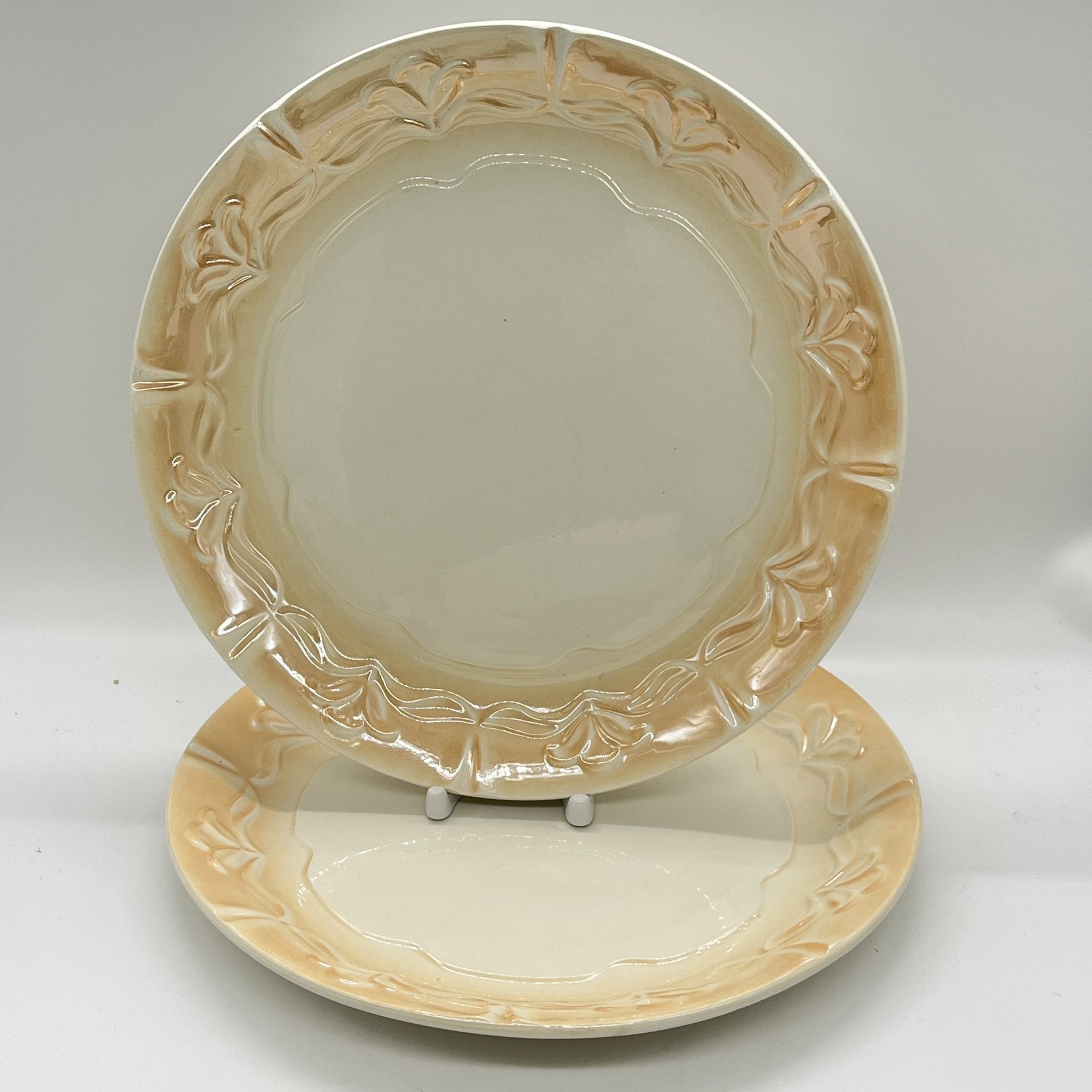 Два сервировочных блюда с объемным цветочным декором, фаянс, аэрография, Будянский фаянсовый завод «Серп и молот», СССР, 1967-1991 гг.